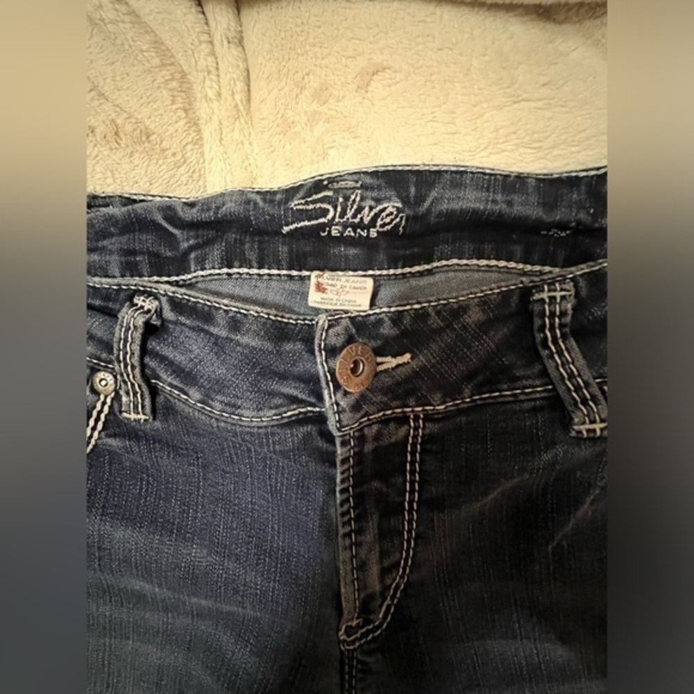Silver Jeans Blue Ankle Cropped Denim with Contrast Stitching